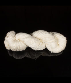 Bare yarn - DK - Superwash merino - alt - Artigina